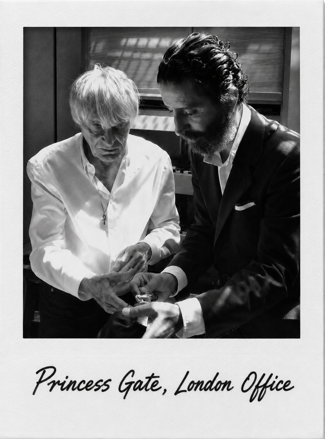 Antonio Mesquida examinando un objeto junto a Bernie Ecclestone en la oficina de Princess Gate, Londres