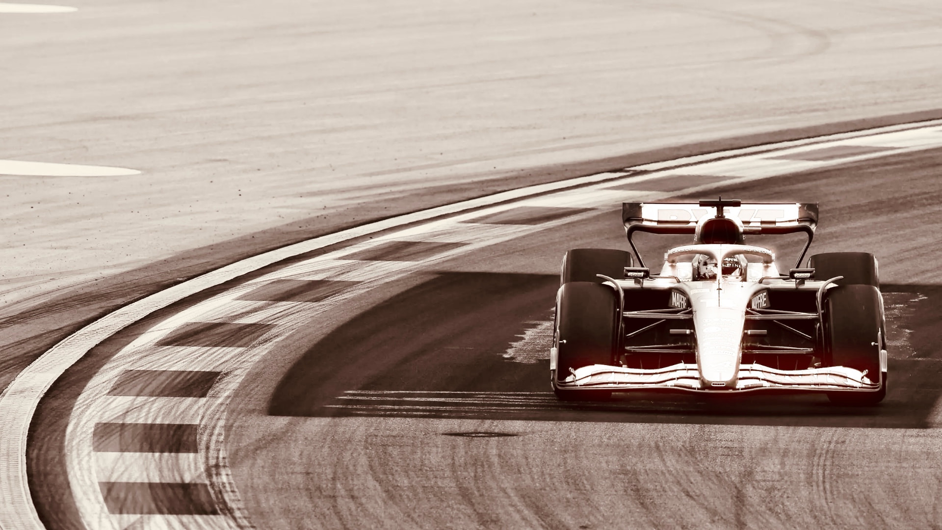 Monoplaza de Fórmula 1 trazando una curva en el circuito